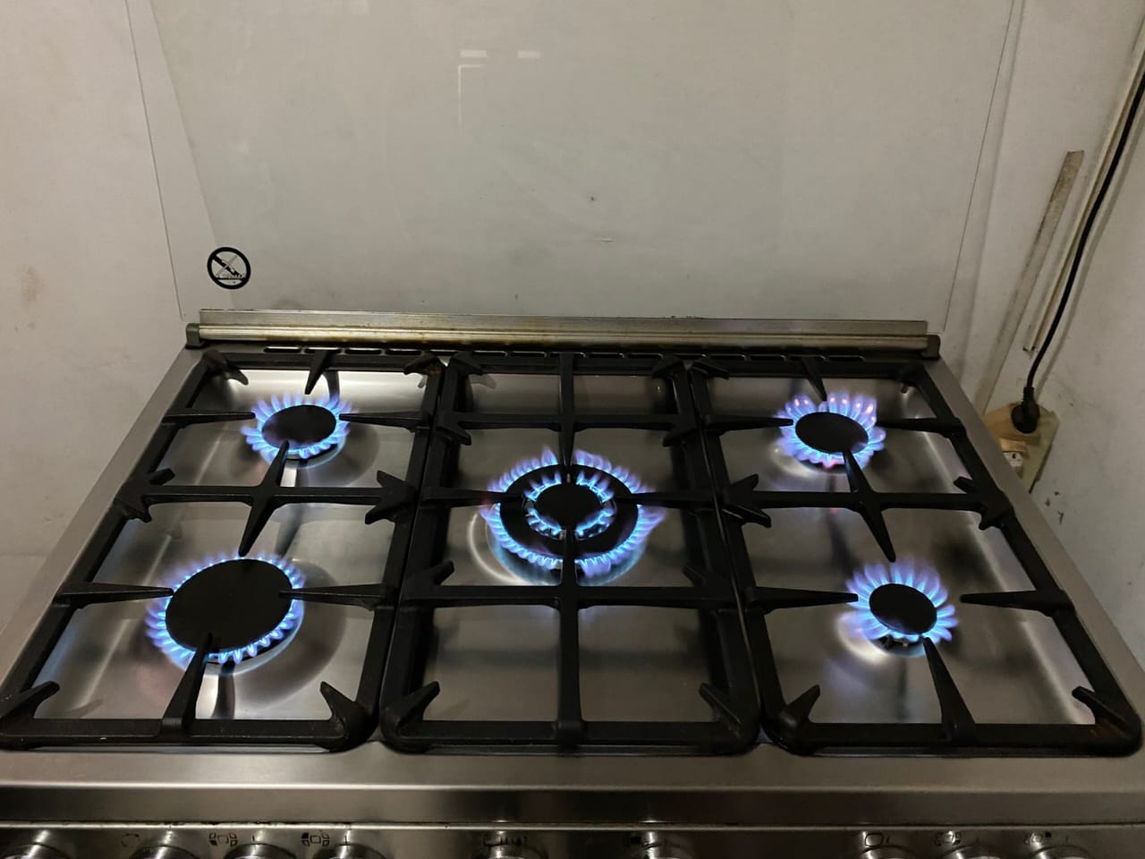 Teknisi memperbaiki kompor MODENA